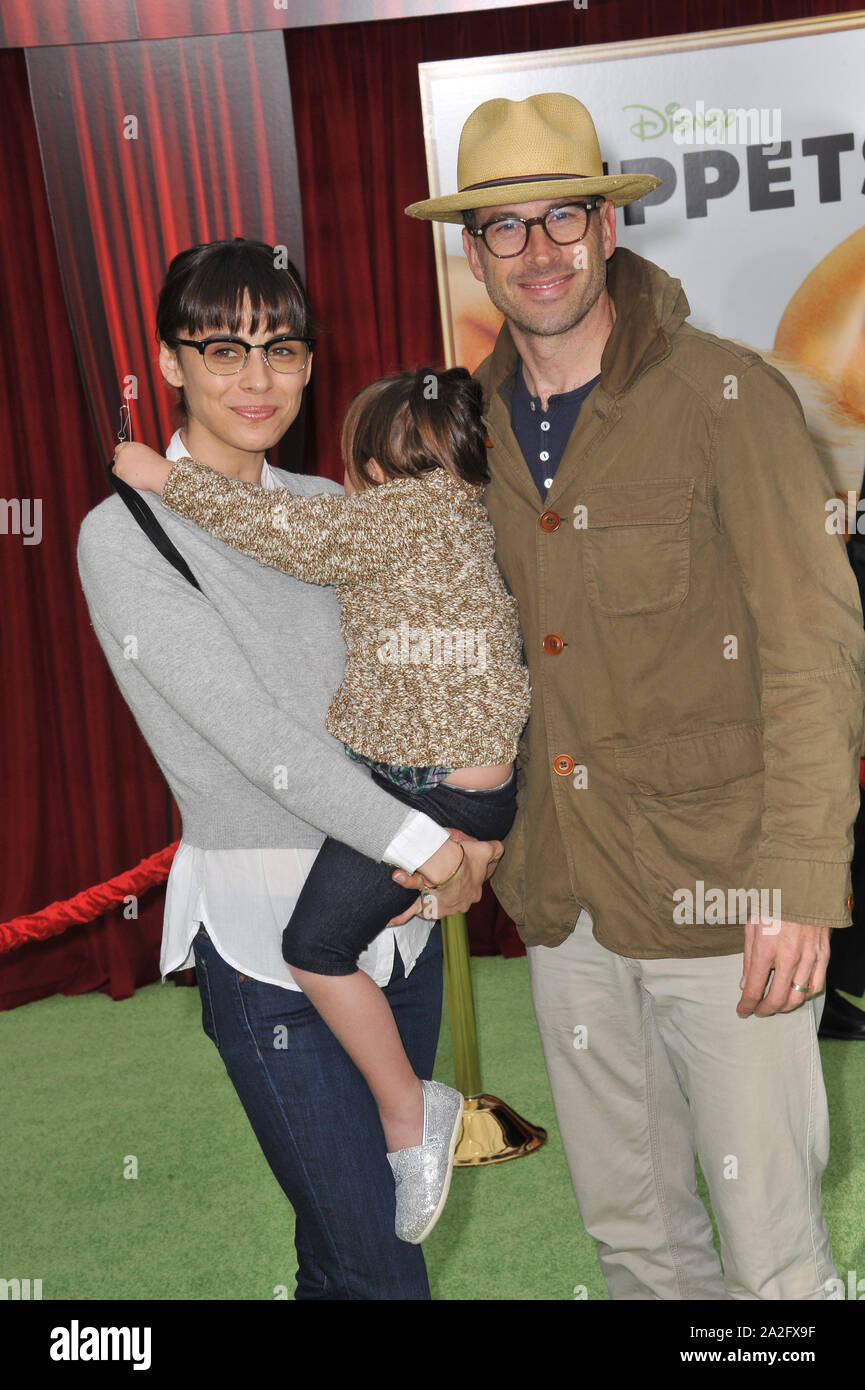 Jason lee and wife hi-res stock photography and images - Alamy, image size:865x1390