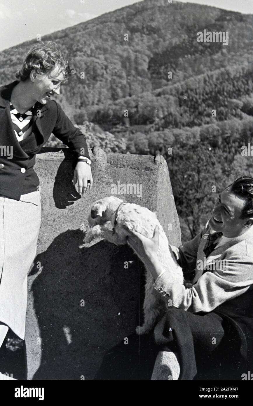 Ein Ausflug zum Auerbacher Schloss, Deutsches Reich 1930er Jahre. An excursion to the Auerbach castle, Germany 1930s. Stock Photo