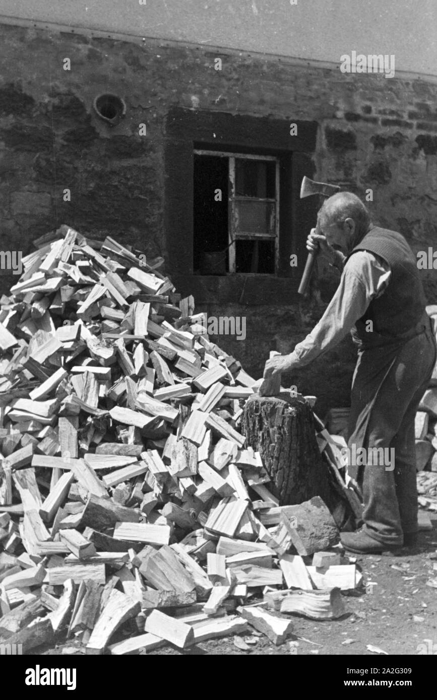 Ein Mann beim Holz hacken, Hirsau, Schwarzwald, Deutsches Reich 1930er Jahre. A man chopping wood, Hirsau, Black Forest; Germany 1930s. Stock Photo