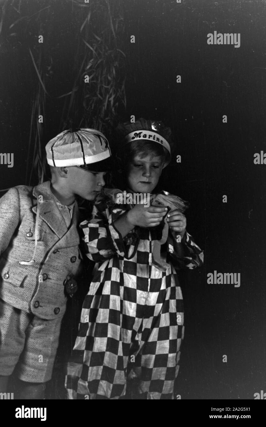 Zwei Jungen Sind Zum Fasching Kostumiert Deutschland 1930er Jahre