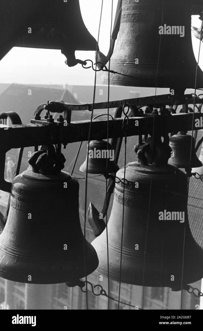 Glocken des Glockenspiels auf dem Turm der Parochiakirche in Berlin, Deutschland 1930er Jahre. Chimes of the carillon of Parochialkirche Berlin, Germany 1930s. Stock Photo