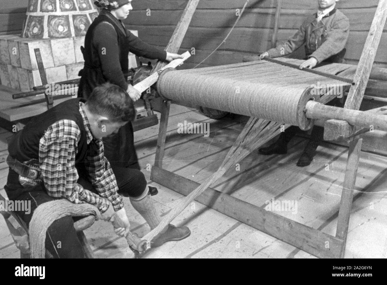 Auf der Landwirtschafts- und Ernährungsausstellung 'Grüne Woche' in Berlin zeigen Spinner ihr Handwerk, Deutschland 1930er Jahre. At the agricultural trade show 'Gruene Woche' in Berlin spinners show their handicraft, Germany 1930s. Stock Photo