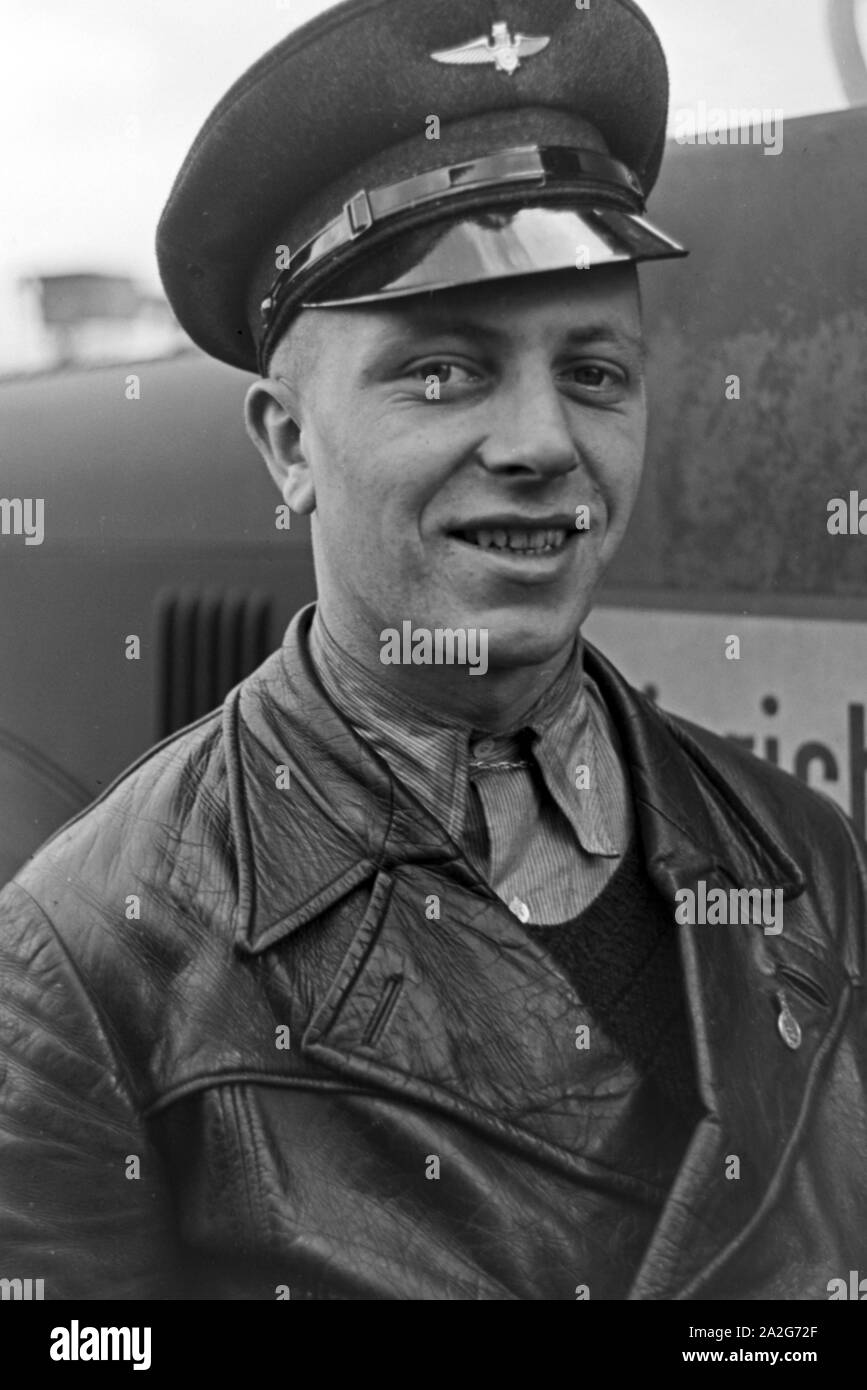 Porträt eines Kraftfahrers der Büssing NAG Vereinigte Nutzkraftwagen AG, Deutschland 1930er Jahre. Portrait of a motorist, Germany 1930s. Stock Photo