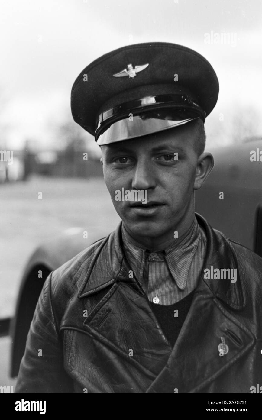 Porträt eines Kraftfahrers der Büssing NAG Vereinigte Nutzkraftwagen AG, Deutschland 1930er Jahre. Portrait of a motorist, Germany 1930s. Stock Photo