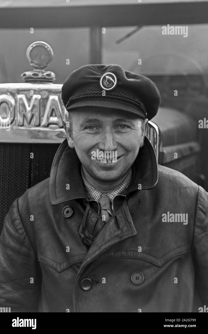 Porträt eines Kraftfahrers vor seinem Hanomag LKW, Deutschland 1930er Jahre. Portrait of a motorist in front of his Hanomag truck, Germany 1930s. Stock Photo