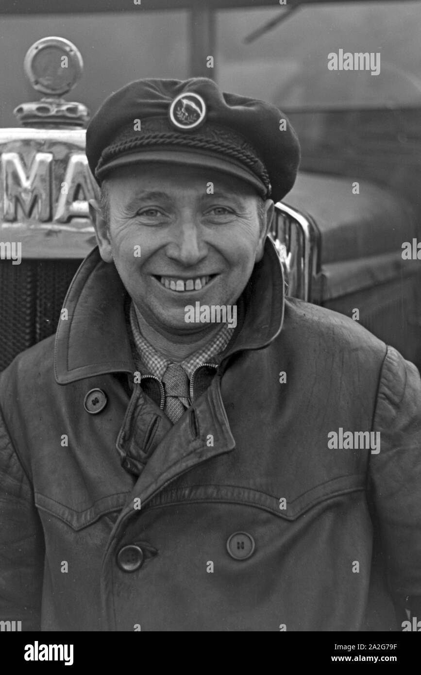 Porträt eines Kraftfahrers vor seinem Hanomag LKW, Deutschland 1930er Jahre. Portrait of a motorist in front of his Hanomag truck, Germany 1930s. Stock Photo