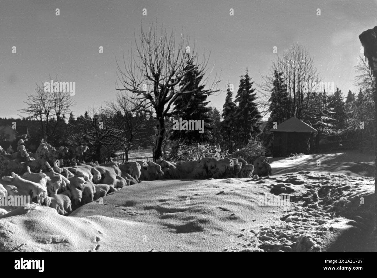 Blick in das verschneite Städtchen Oberhof in Thüringen, Deutschland 1930er Jahre. View to the snowed in town of Oberhof in Thuringia, Germany 1930s. Stock Photo