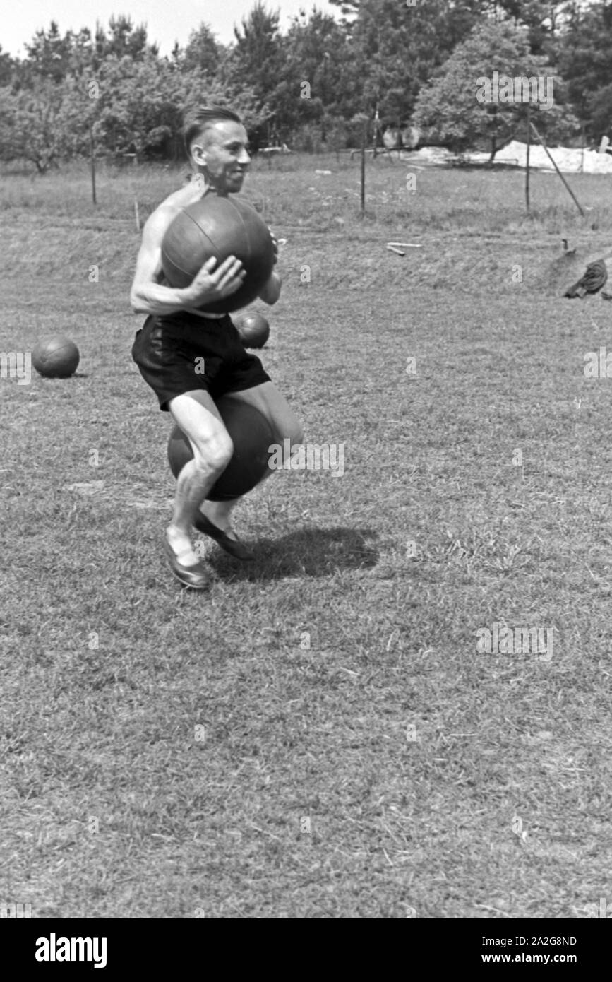 Medizinballen hires stock photography and images Alamy