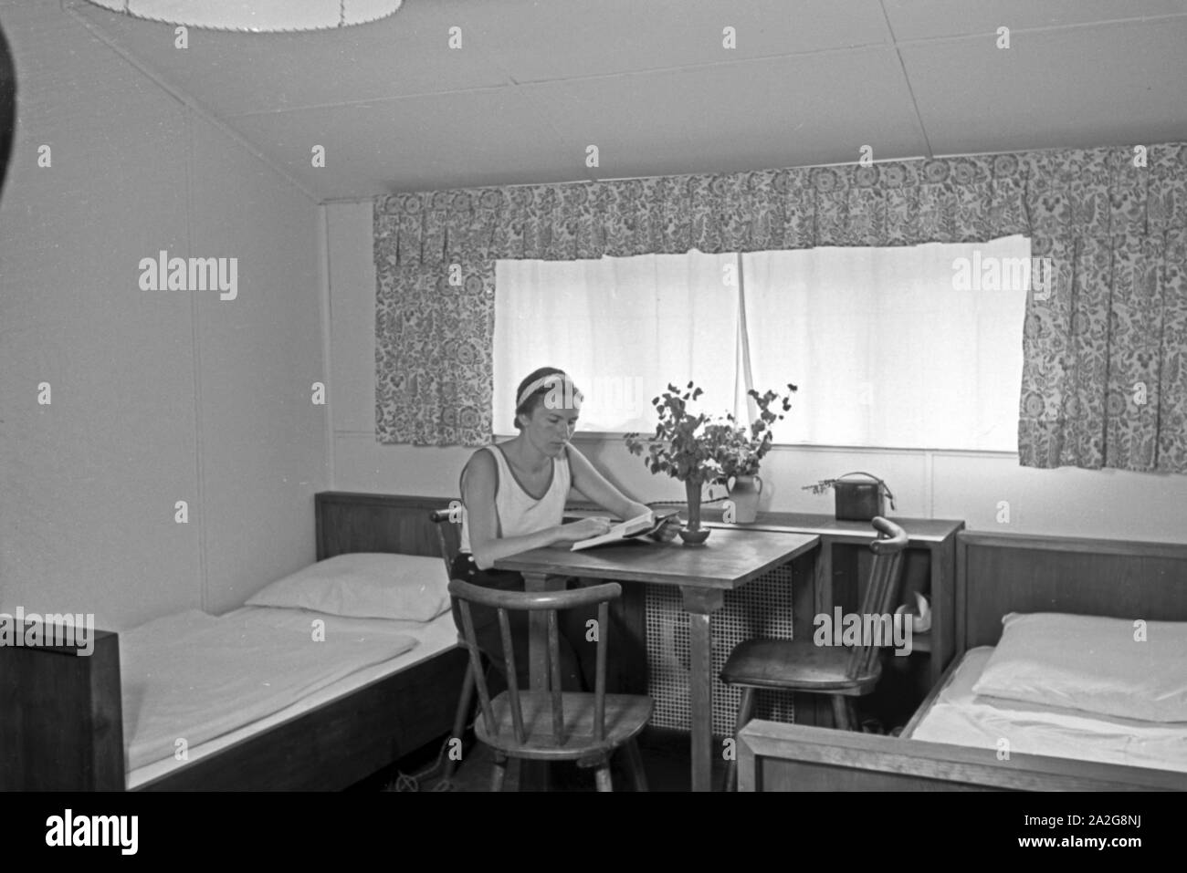 Schild mit der Aufschrift Möbl. Zimmer zu vermieten an einer Hauswand in  Berlin, Deutschland 1949. Sign saying Furnished room for rent on a Berlin  house wall, Germany 1949 Stock Photo - Alamy