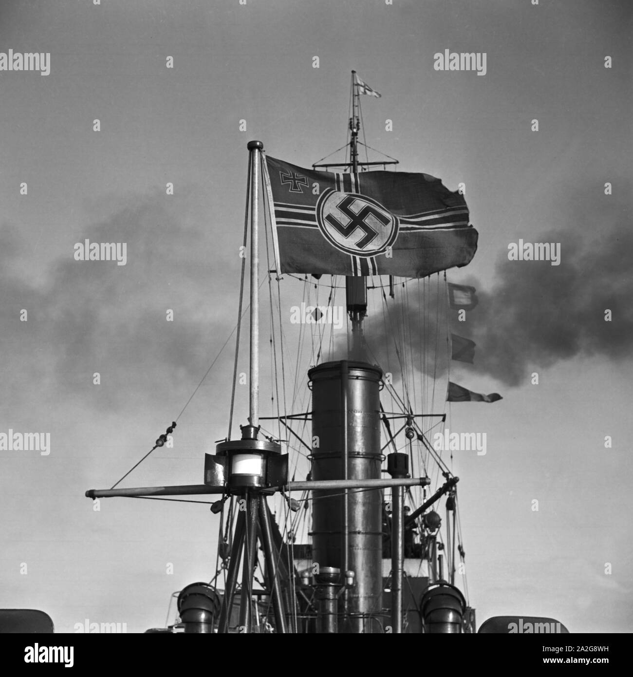 Reichskriegsflagge auf einem Minensuchboot der 2. Minensuch Flotille bei einer Übung, Deutschland 1930er Jahre. German war flag on a minesweeper at an exercise, Germany 1930s. Stock Photo