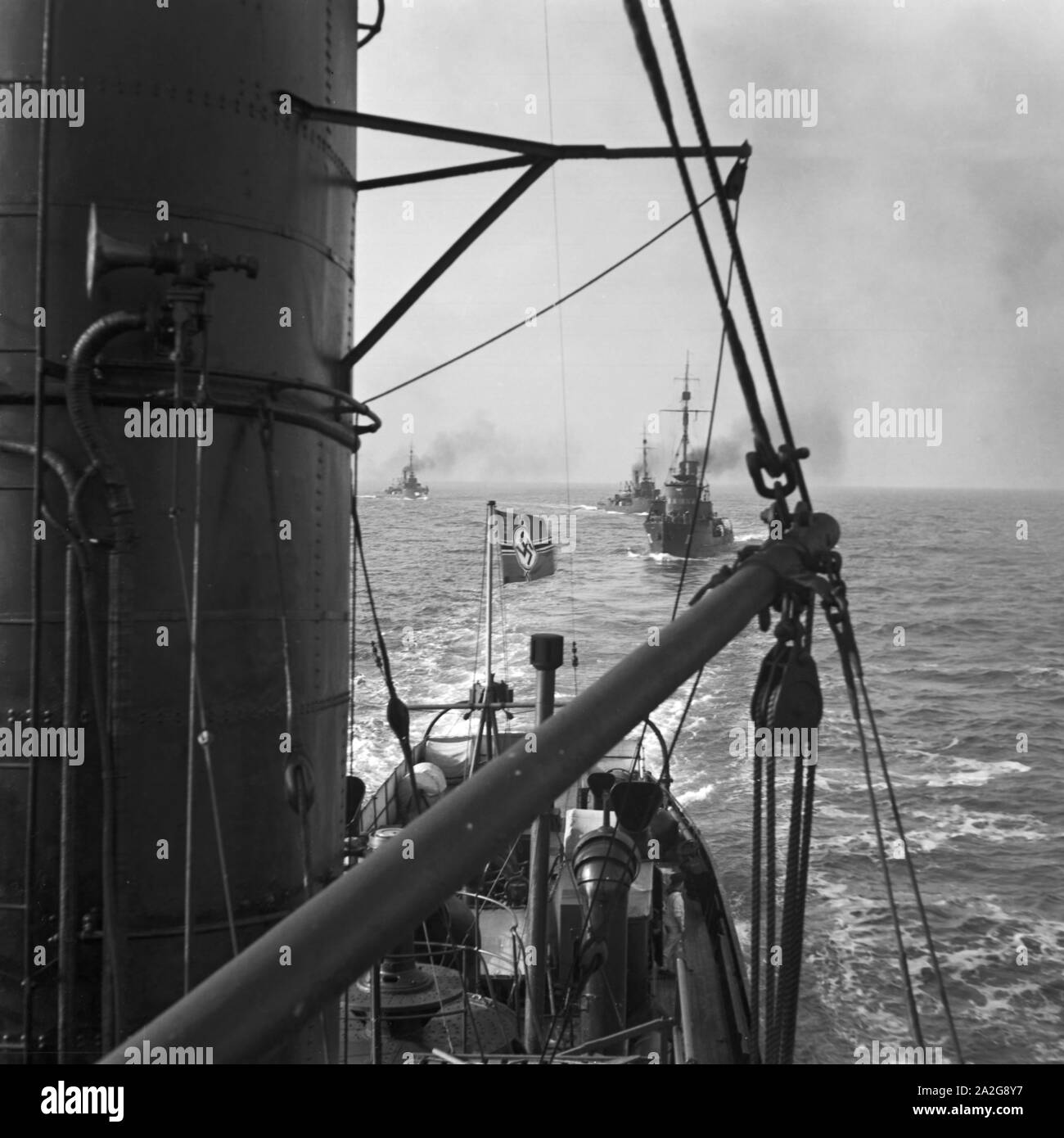 Minensuchboote der 2. Minensuch Flotille bei einer Übung in Kolonne, Deutschland 1930er Jahre. Minesweepers at an exercise on the sea, Germany 1930s. Stock Photo