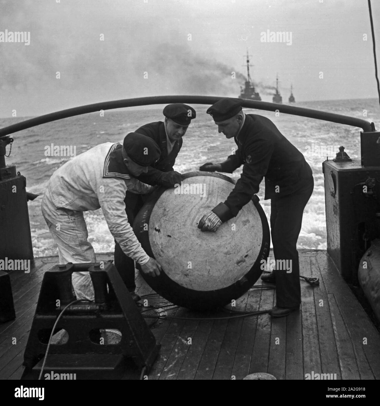 Matrosen der 2. Minensuch Flotille bereiten eine Übung vor, Deutschland 1930er Jahre. Sailors of a minesweeper preparing an exercise, Germany 1930s. Stock Photo