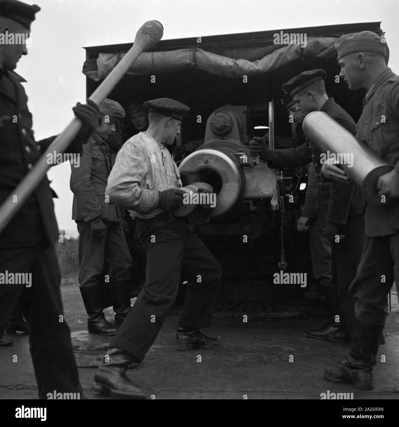 Marinesoldaten der Marineschule Wesermünde lernen den Umgang mit Fernlenkungsgeschossen, Deutschland 1930er Jahre. Navy soldiers learning how to use missiles at Wasermuende navy school, Germany, 1930s. Stock Photo