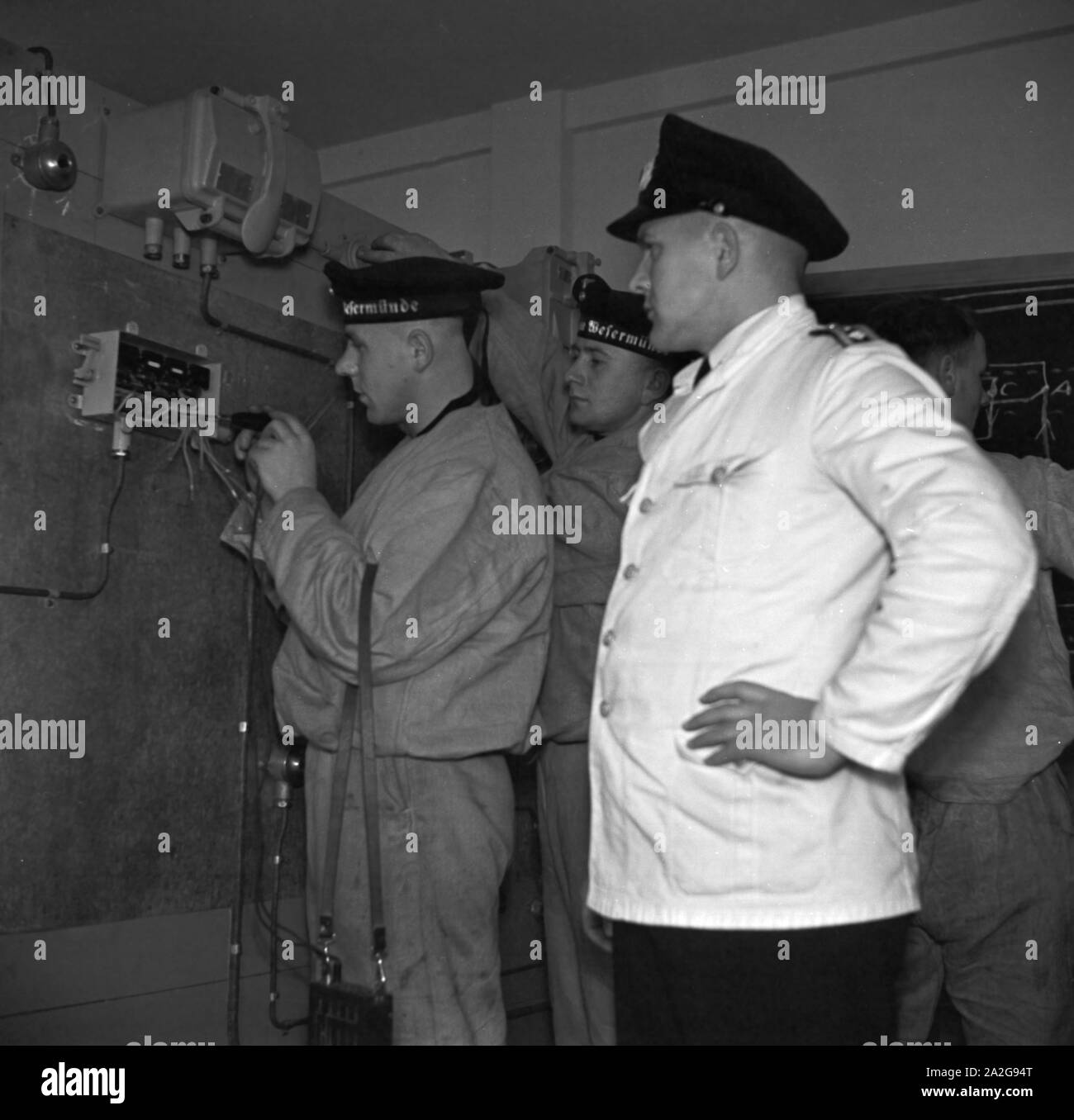 Rekruten bekommen theoretischen Unterricht in Elektrizität in der Marineschule Wesermünde, Deutschland 1930er Jahre. Recruits get their theoretical knowledge in electronics at Wesermuende navy school, Germany 1930s. Stock Photo