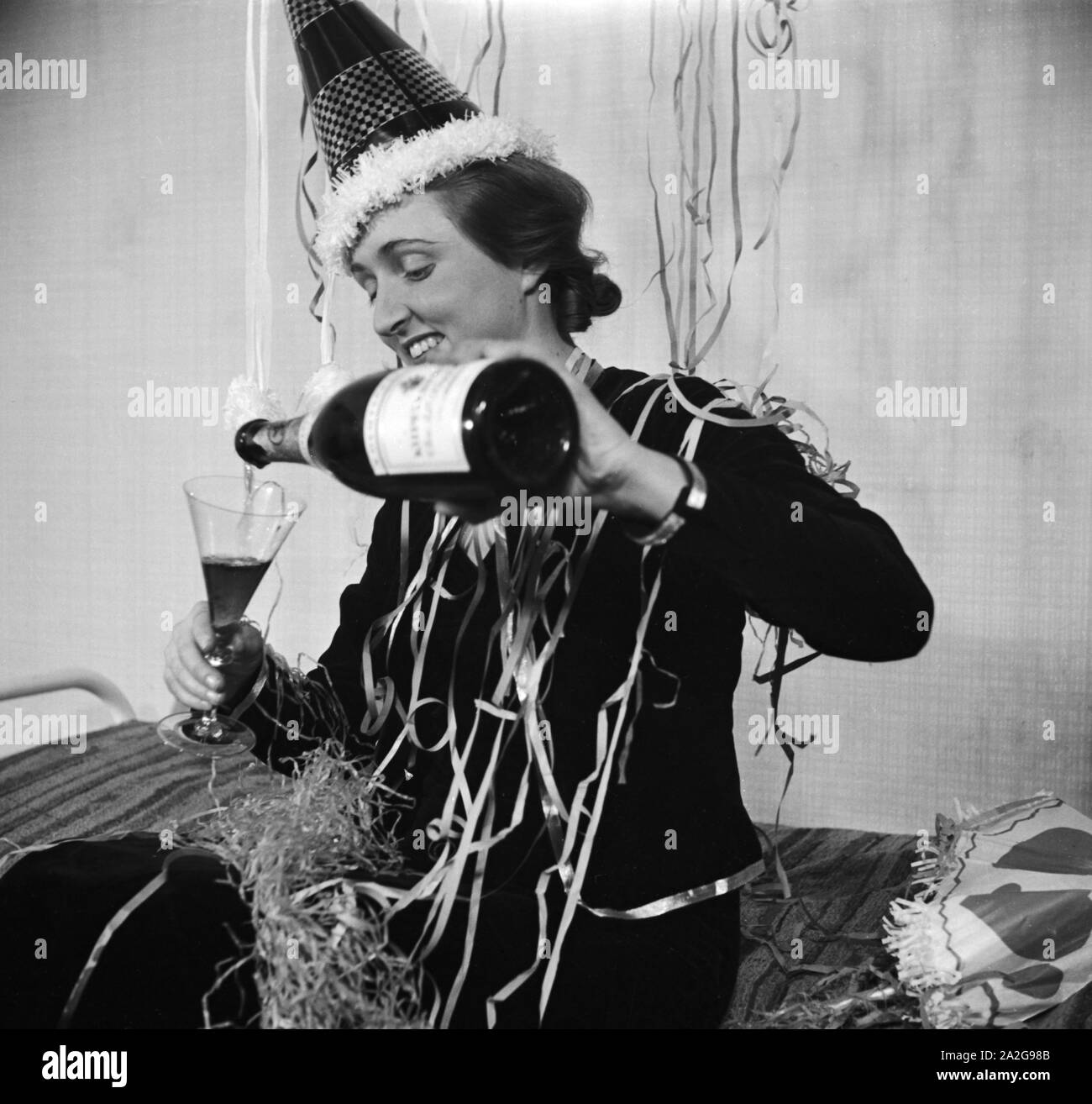 Gast einer Silvesterparty, Deutsches Reich 1930er Jahre. Guest of a New Year's Eve party, Germany 1930s. Stock Photo