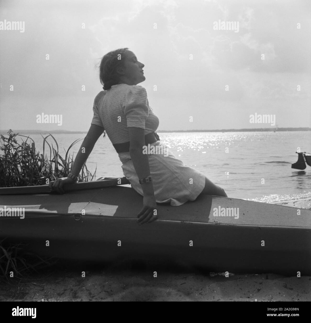 Ein Ausflug mit dem Klepper-Boot, Deutsches Reich 1930er Jahre. An excursion with a foldboat, Germany 1930s. Stock Photo