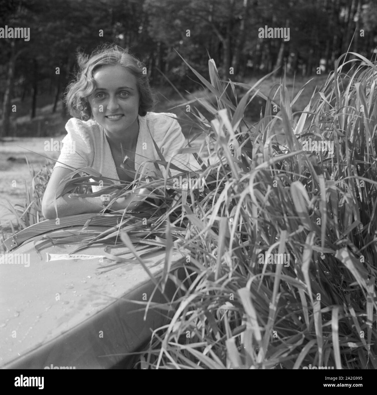 Ein Ausflug mit dem Klepper-Boot, Deutsches Reich 1930er Jahre. An excursion with a foldboat, Germany 1930s. Stock Photo