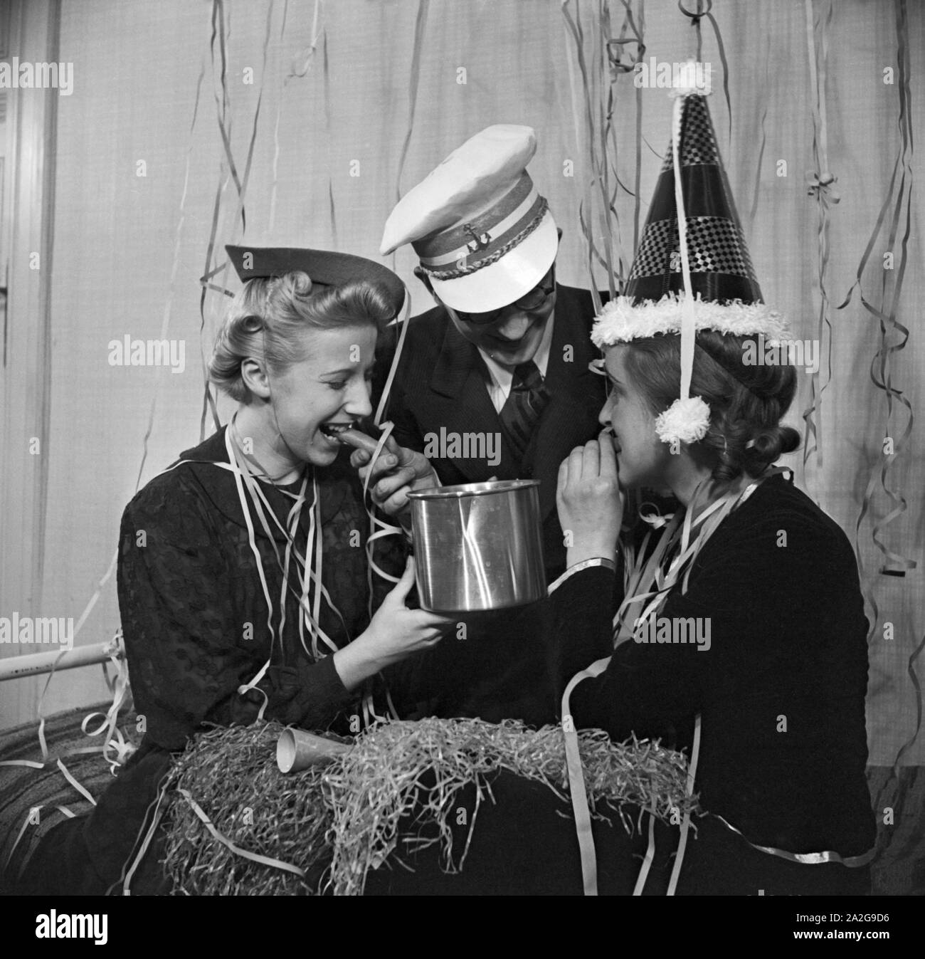 Gäste einer Silvesterparty, Deutsches Reich 1930er Jahre. Guests of a New Year's Eve party, Germany 1930s. Stock Photo