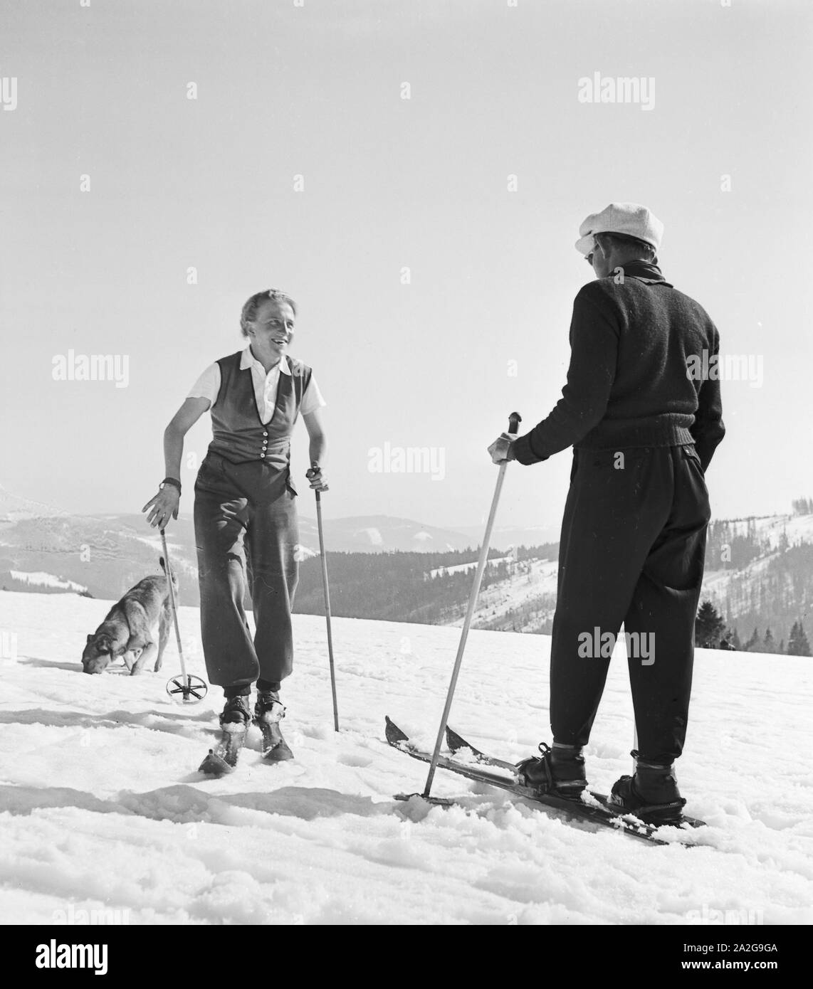 Ein Ausflug in das Skigebiet Reheberg im Erzgebirge, Deutsches Reich 1930er Jahre. An excursion to the ski region Reheberg in the Erz Mountains, Germa Stock Photo