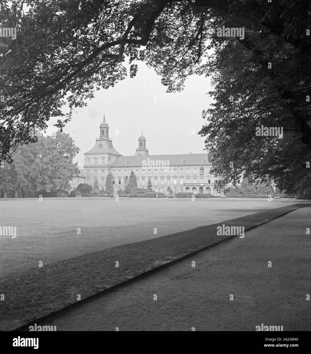 Blick auf den Hofgarten der Rheinischen Friedrich Wilhelms Universität in Bonn, Deutschland 1930er Jahre. The courtyard of Rheinische Friedrich Wilhelms university at Bonn, Germany 1930s. Stock Photo