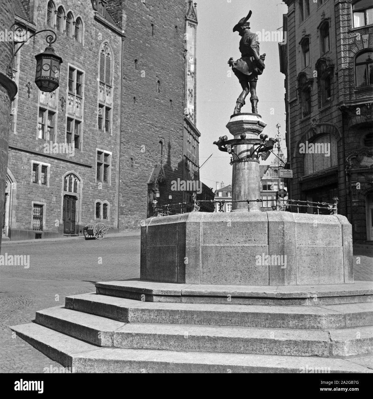 Rückseite des Brunnendenkmals vom Hühnerdieb auf dem Hühnermarkt in Aachen, Deutschland 1930er Jahre. Rear of the fountain Huehnerdieb (chicken thief) on Huehnermarkt square at Aachen, Germany 1930s. Stock Photo