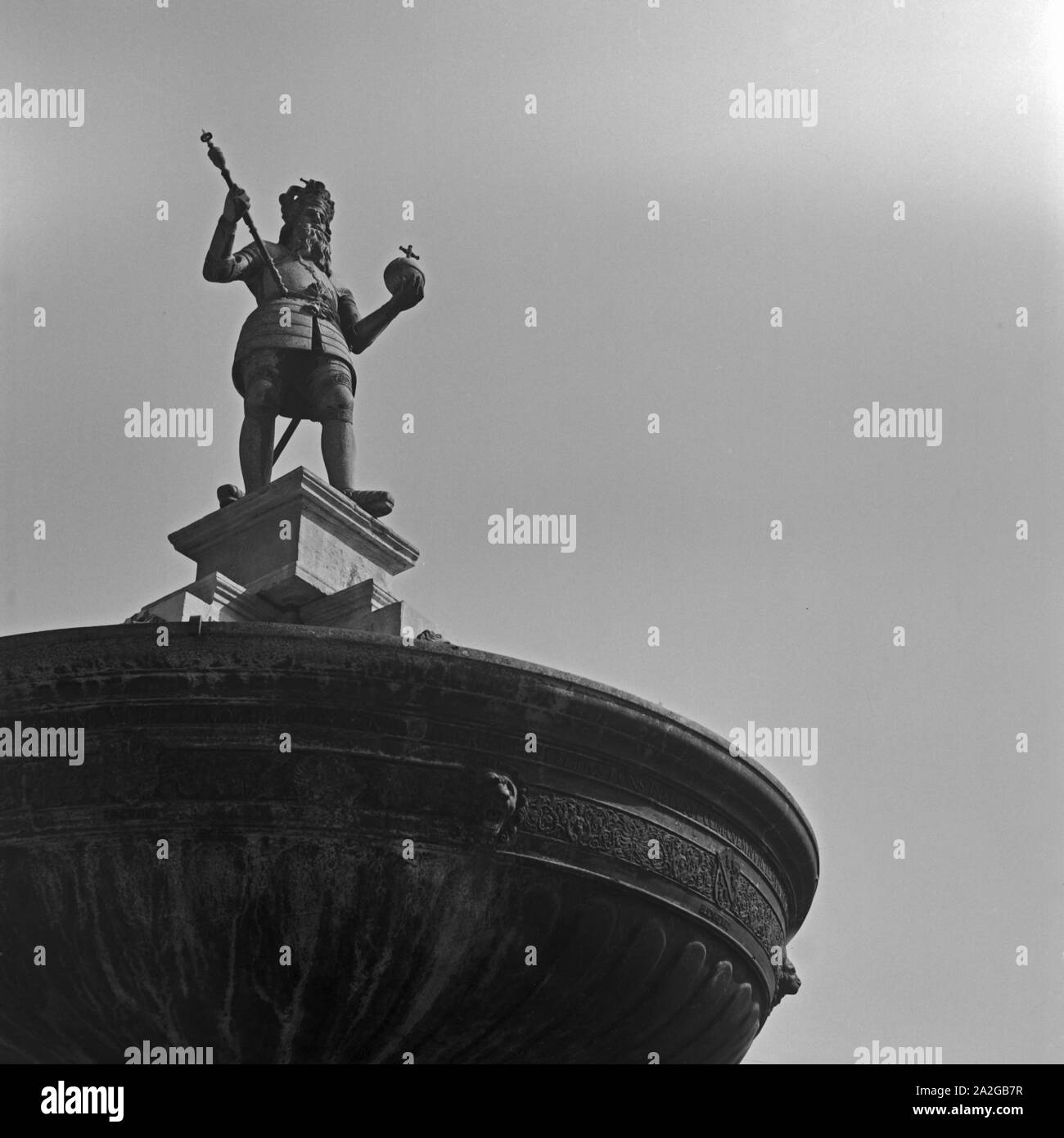 Karlsbrunnen auf dem Katschhof in Aachen, Deutschland 1930er Jahre. Charlemagne fountain on Katschhof square at Aachen, Germany 1930s. Stock Photo