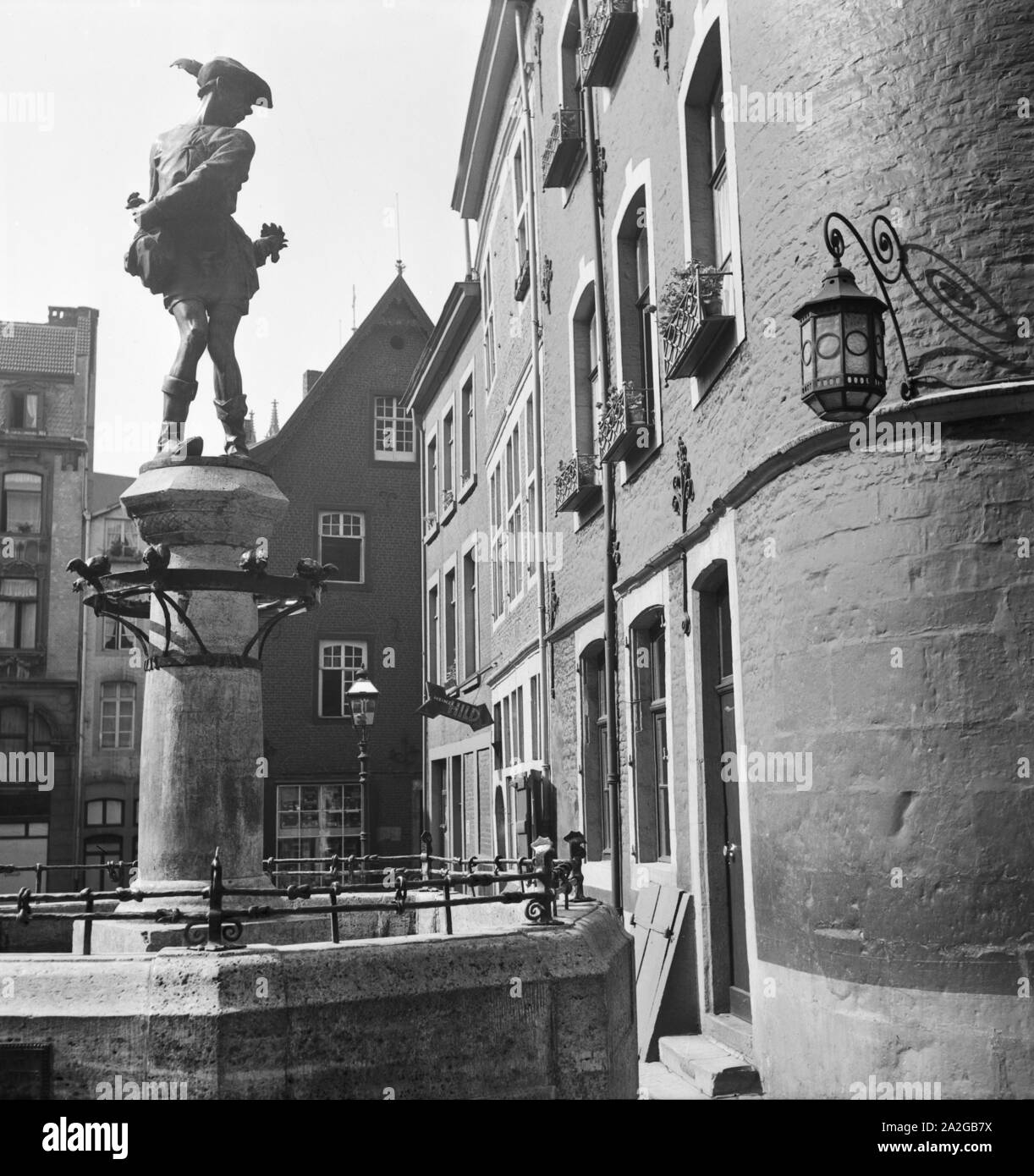 Das Hühnerdieb Brunnendenkmal auf dem Hühnermarkt in Aachen, Deutschland 1930er Jahre. The Huehnerdieb fountain showing a chicken thief at Huehnermarkt square in Aachen, Germany 1930s. Stock Photo