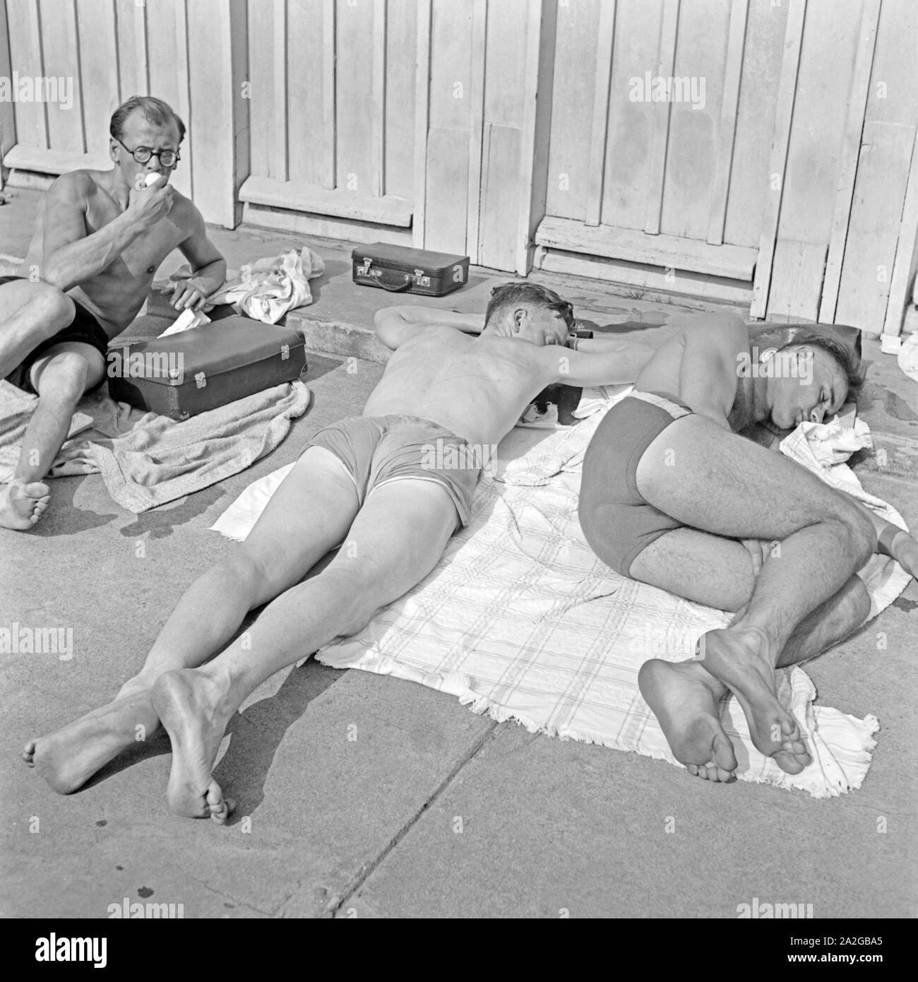 Kurgäste beim Sonnenbad in einem der zahlreichen Kurbäder von Aachen, Deutschland 1930er Jahre. Patients sunbathing at one of the various spa resorts of Aachen, Germany 1930s. Stock Photo