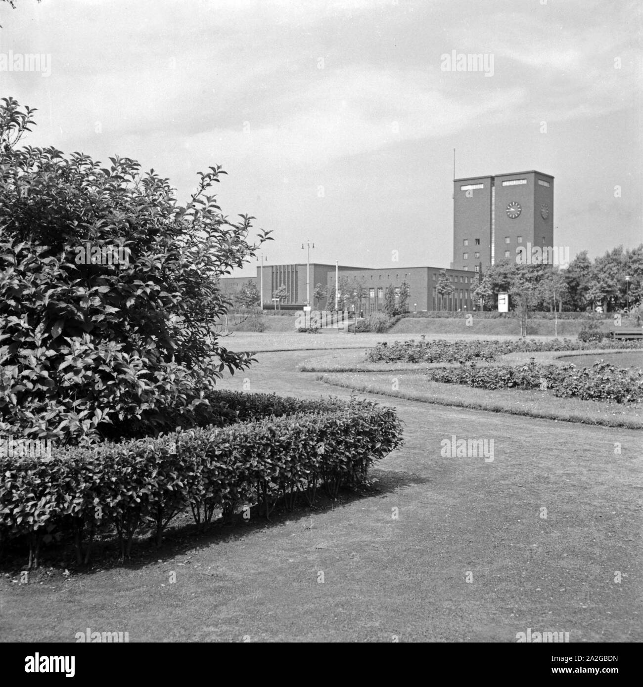 Empfangsgebäude vom Hauptbahnhof in Oberhausen, Deutschland 1930er Jahre. Oberhausen main station, Germany 1930s. Stock Photo