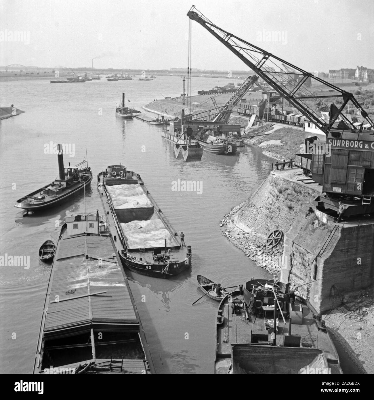 Im Binnenhafen von Duisburg, Deutschland 1930er Jahre. At Duisburg inner port, Germany 1930s. Stock Photo