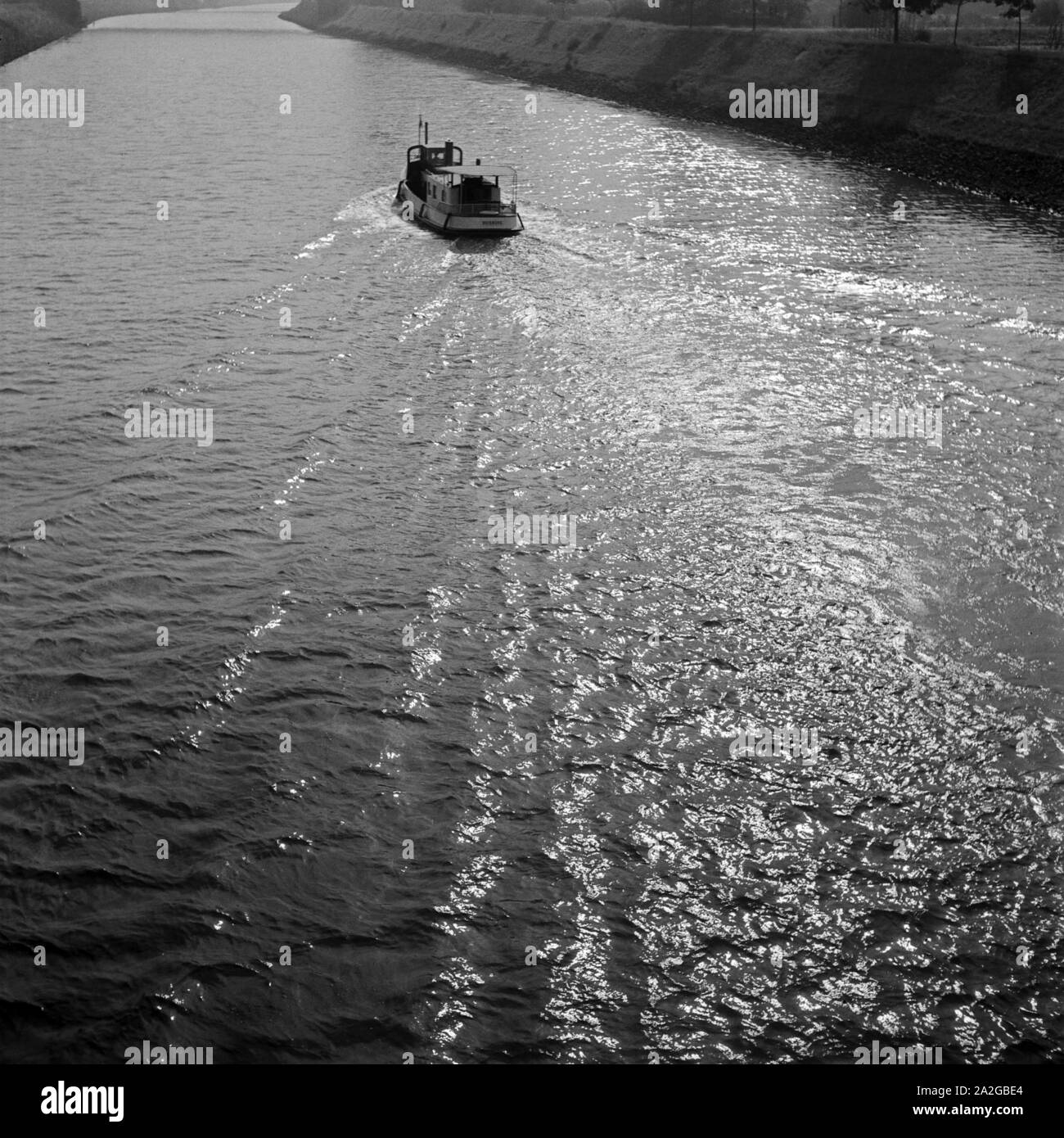 Barkasse auf der Ruhr bei Oberhausen, Deutschland 1930er Jahre. Barge on the river Ruhr at Oberhausen, Germany 1930. Stock Photo