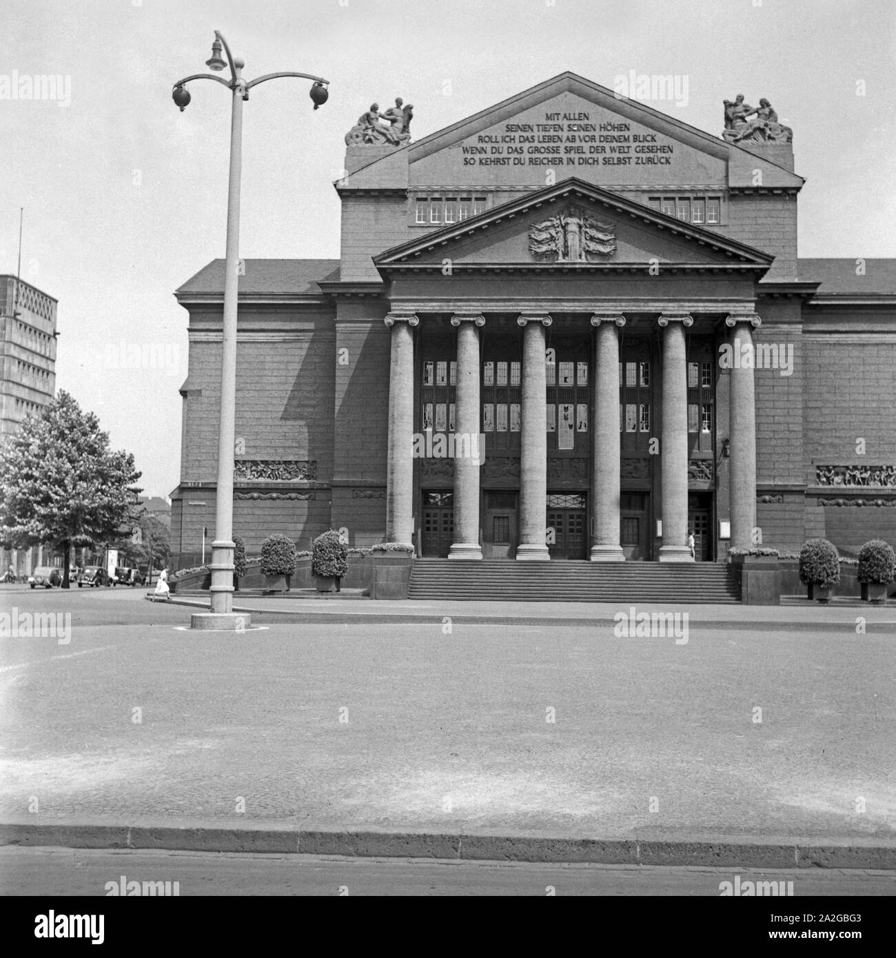 Das Theater im Stadtkern von Duisburg, Deutschland 1930er Jahre. Theatre at Duisburg city centre, Germany 1930s. Stock Photo