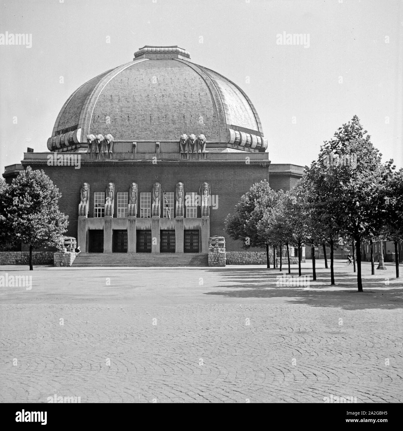 Eingangsbereich und Vorplatz der Stadthalle in Hagen, Deutschland 1930er Jahre. Square and entrance of Hagen town hall, Germany 1930s. Stock Photo