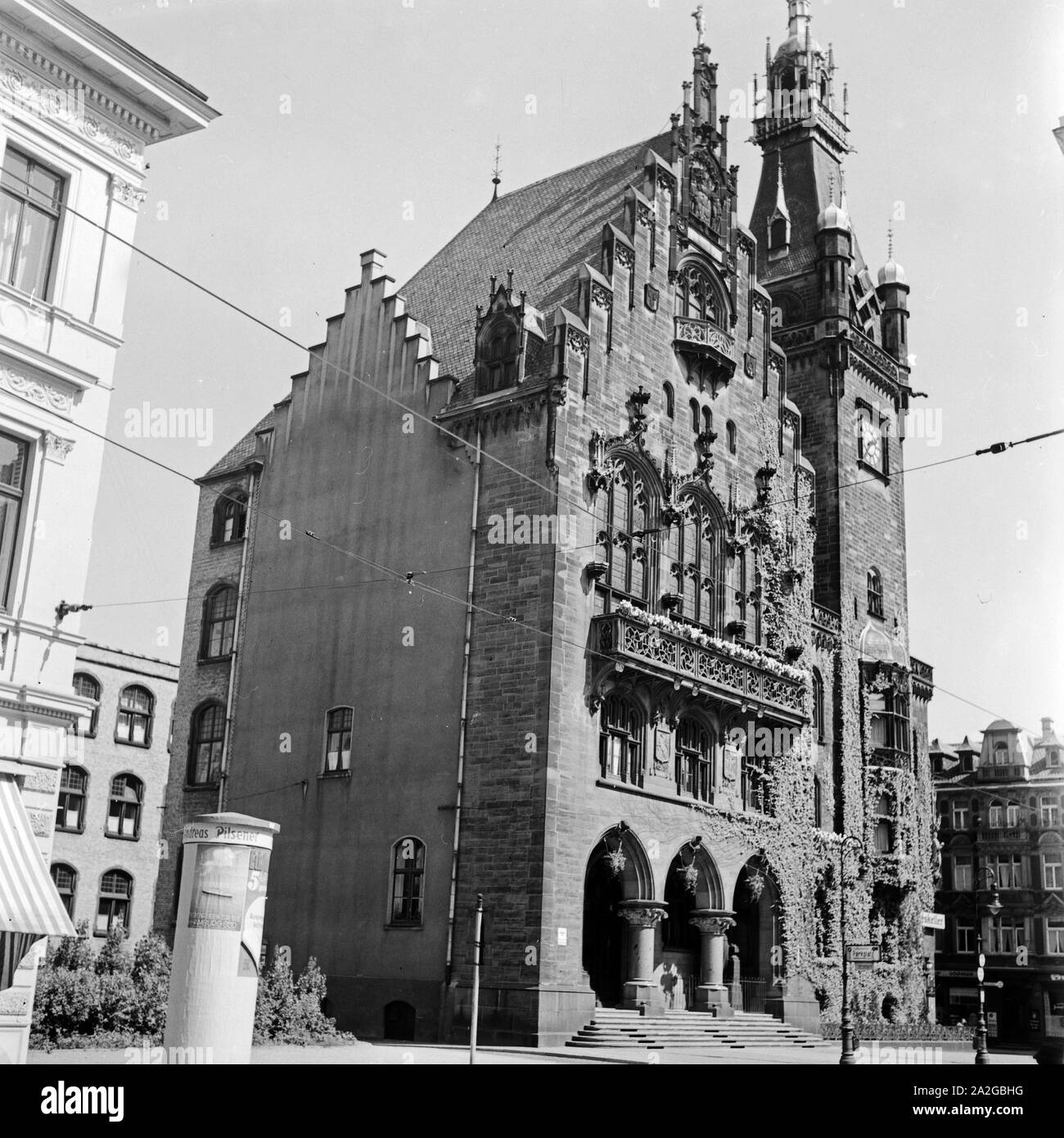 Giebel und Uhrturm am Rathaus in Wuppertal Elberfeld, Deutschland 1930er Jahre. Gable and clock tower of Elberfeld city hall, Germany 1930s. Stock Photo