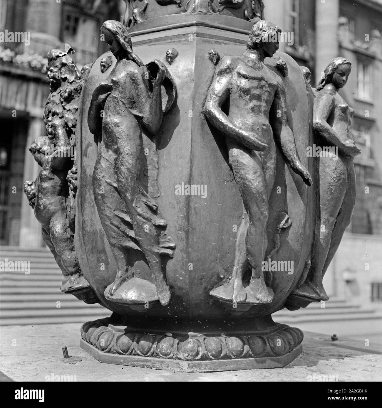 Detail eines Brunnendenkmals in Wuppertal Barmen, Deutschland 1930er Jahre. Detail of a fountain monument at Wuppertal Barmen, Germany 1930s. Stock Photo