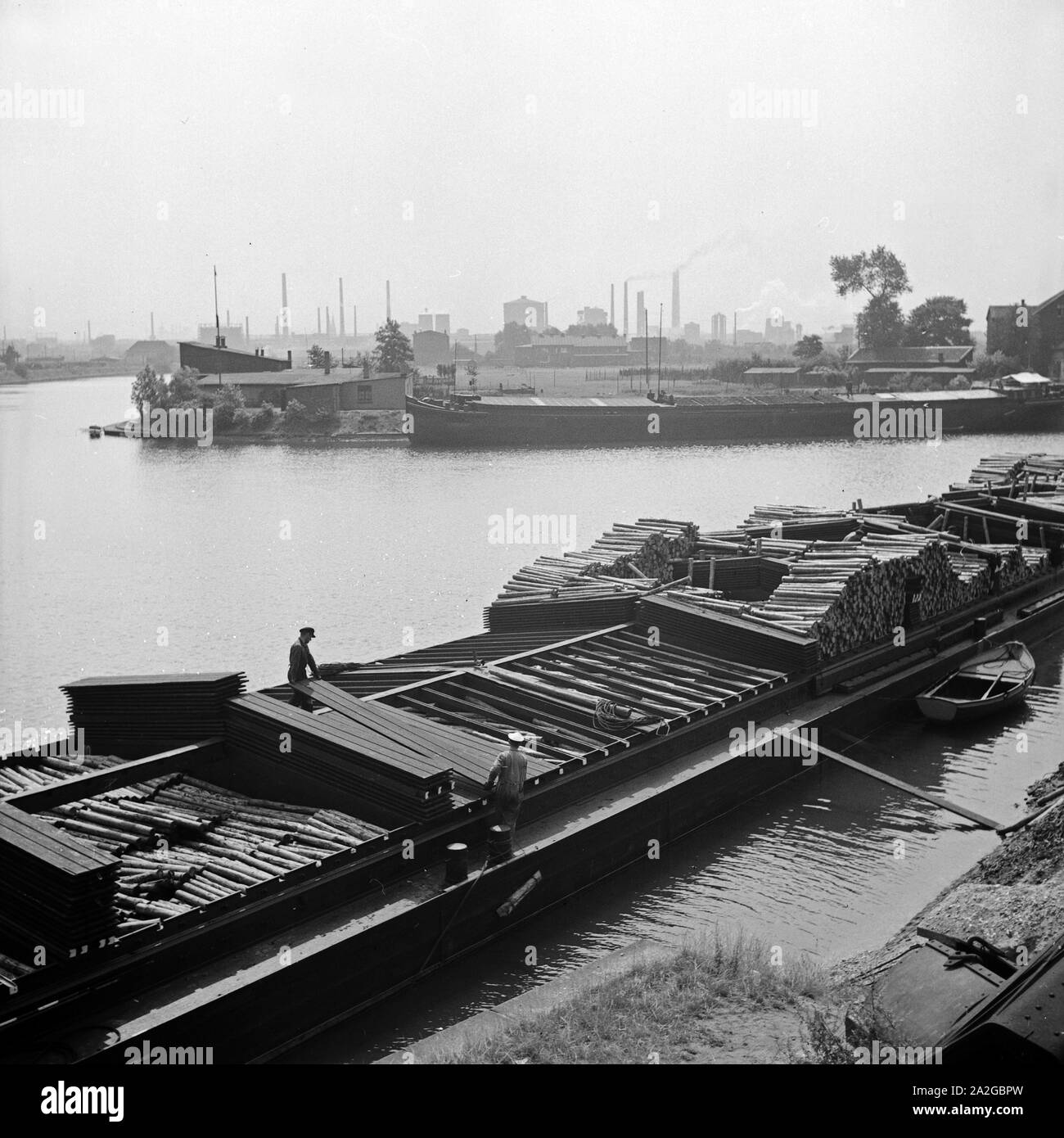 Frachtschiffe im Hafen von Gelsenkirchen, Deutschland 1930er Jahre. Freight ships at Gelsenkirchen harbor, Germany 1930s. Stock Photo