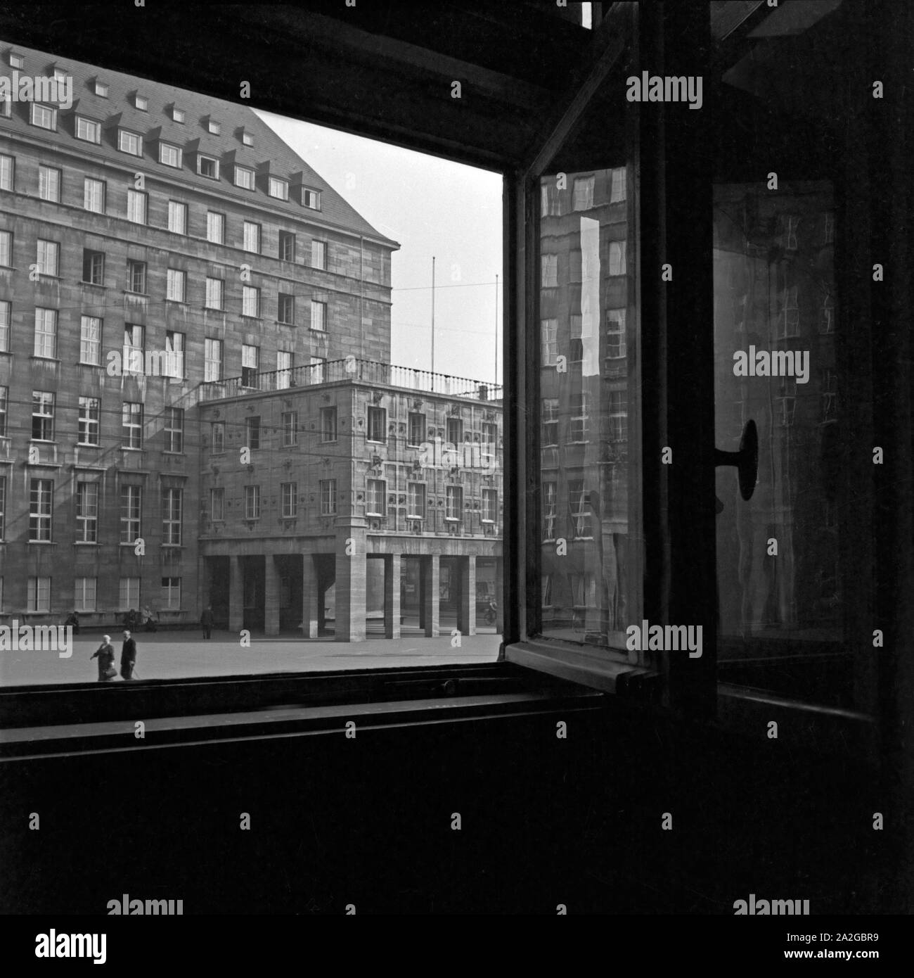Das Rathaus in Bochum durch ein Fenster von gegenüber gesehen, Deutschland 1930er Jahre. Bochum city hall and square, Germany 1930s. Stock Photo