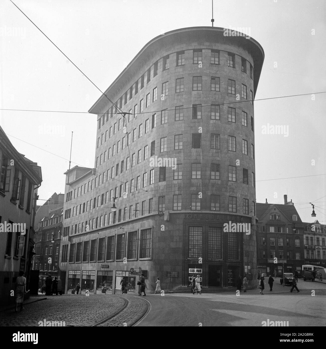 Das Gebäude der Kommunalbank am Dr. Ruer Platz in Bochum, Deutschland 1930er Jahre. Building of mutual savings bank at Dr. Ruer Platz square in Bochum, Germany 1930s- Stock Photo