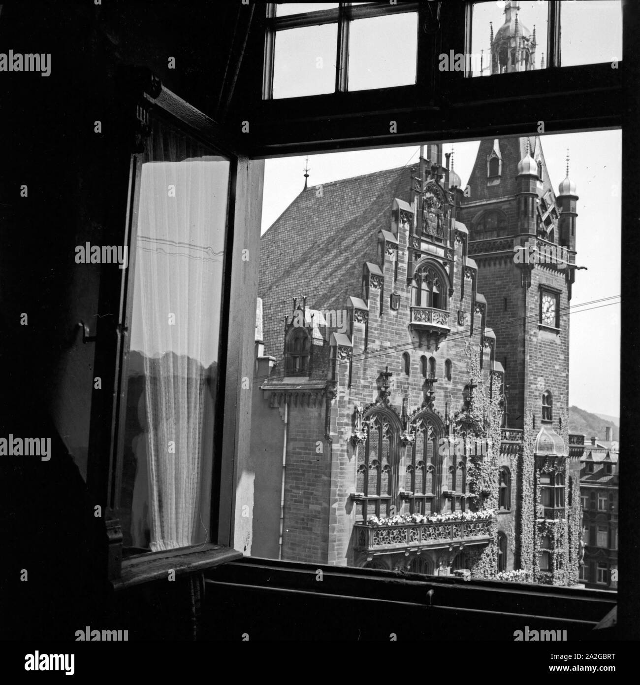 Giebel und Uhrturm am Rathaus in Wuppertal Elberfeld, Deutschland 1930er Jahre. Gable and clock tower of Elberfeld city hall, Germany 1930s. Stock Photo