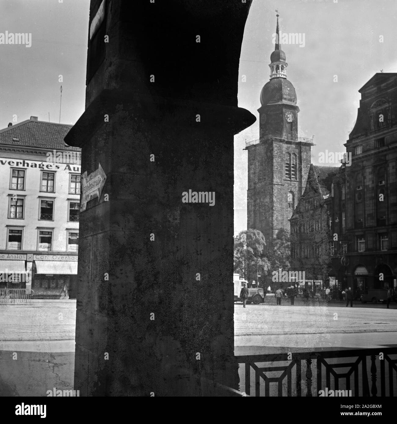 Blick auf die Reinoldikirche und die Marktecke in Dortmund, Deutschland 1930er Jahre. View to St. Reinold's church and market corner at Dortmund, Germany 1930s. Stock Photo