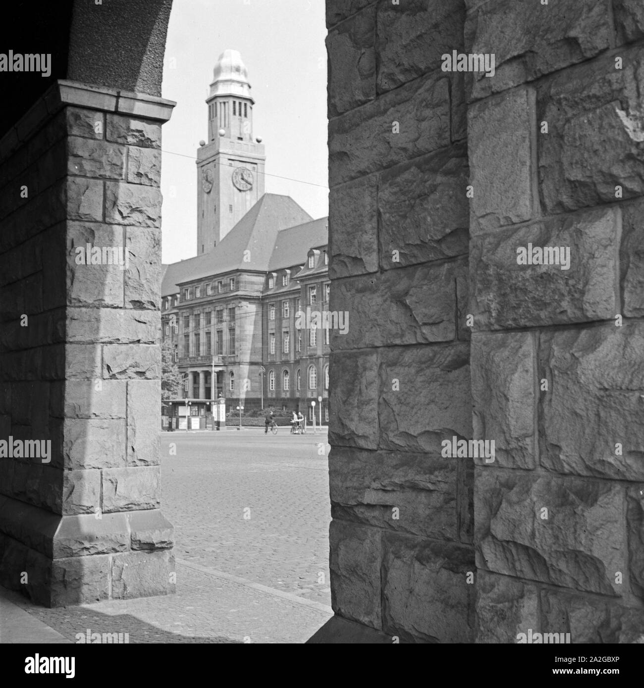 Blick durch Arkaden auf das Rathaus in Gelsenkirchen Buer, Deutschland 1930er Jahre. View from colonnades to Gelsenkirchen Buer city hall, Germany 1930s. Stock Photo
