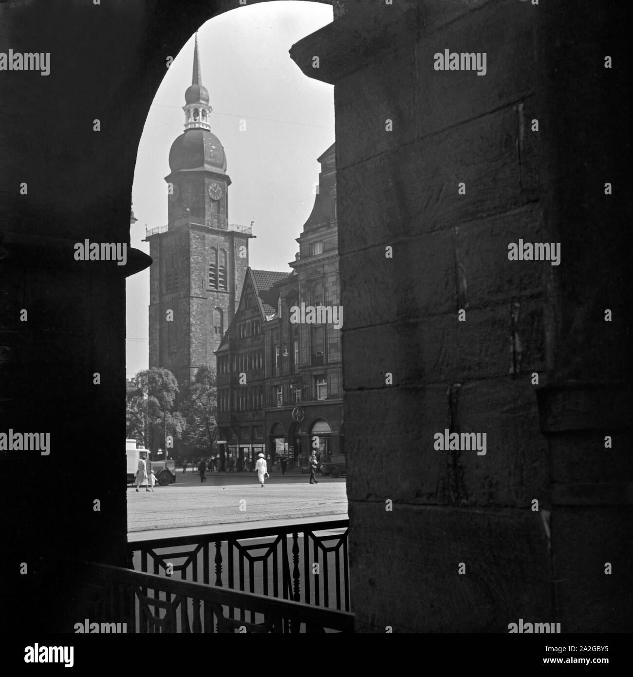 Blick auf die Reinoldikirche in Dortmund, Deutschland 1930er Jahre. View to St. Reinold's church at Dortmund, Germany 1930s. Stock Photo