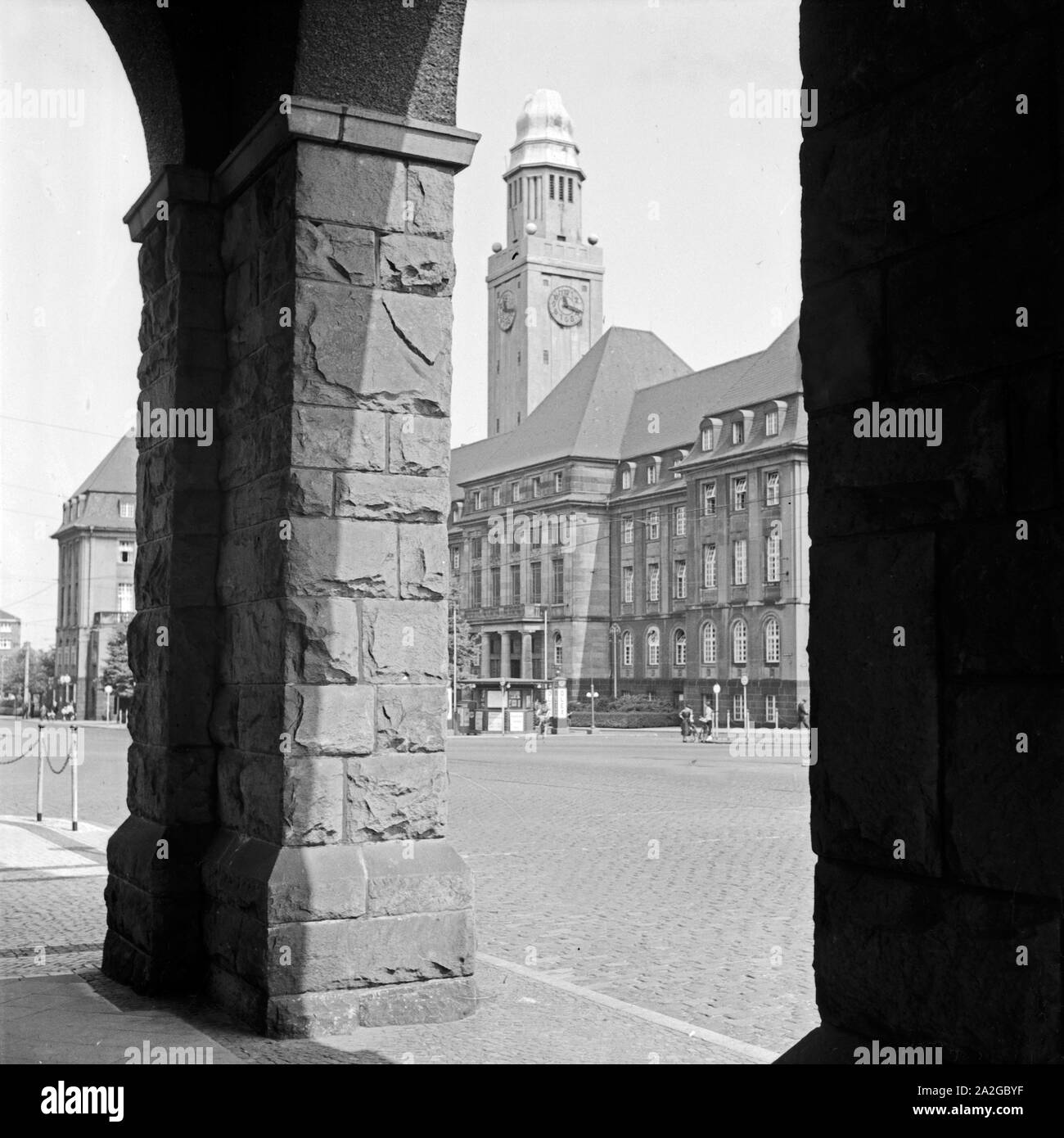 Blick durch Arkaden auf das Rathaus in Gelsenkirchen Buer, Deutschland 1930er Jahre. View from colonnades to Gelsenkirchen Buer city hall, Germany 1930s. Stock Photo
