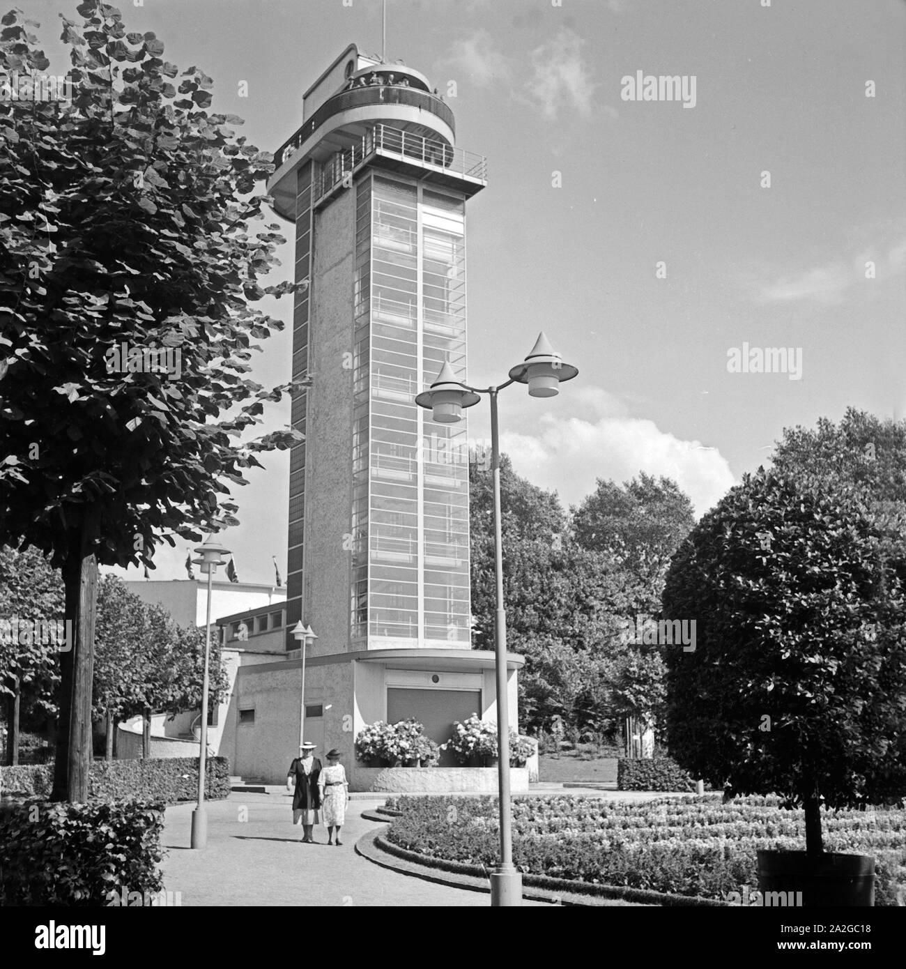 Der Grugaturm im Grugapark in Essen, Deutschland 1930er Jahre. Grugaturm look-out at Grugapark gardens in the city of Essen, Germany, 1930s. Stock Photo