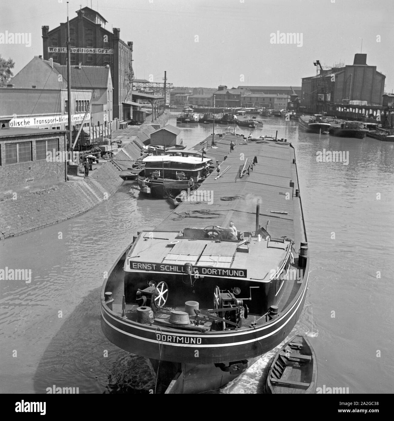 Frachtschiff im Hafen von Dortmund, Deutschland 1930er Jahre. Freight ship at Dortmund harbor, Germany 1930s- Stock Photo