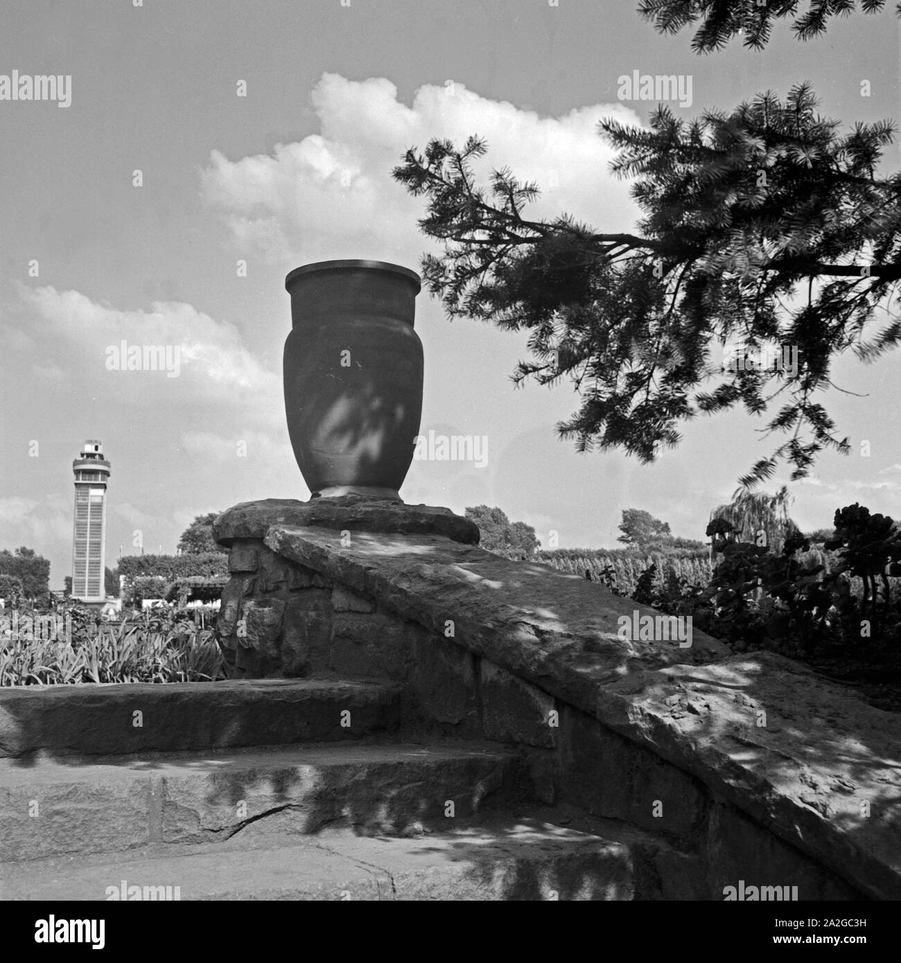 Zieramphore im Grugapark in Essen, im Hintergrund der Grugaturm, Deutschland 1930er Jahre. Amphora at Grugapark gardens at Essen with the Grugaturm look-out in the background, Germany 1930s. Stock Photo