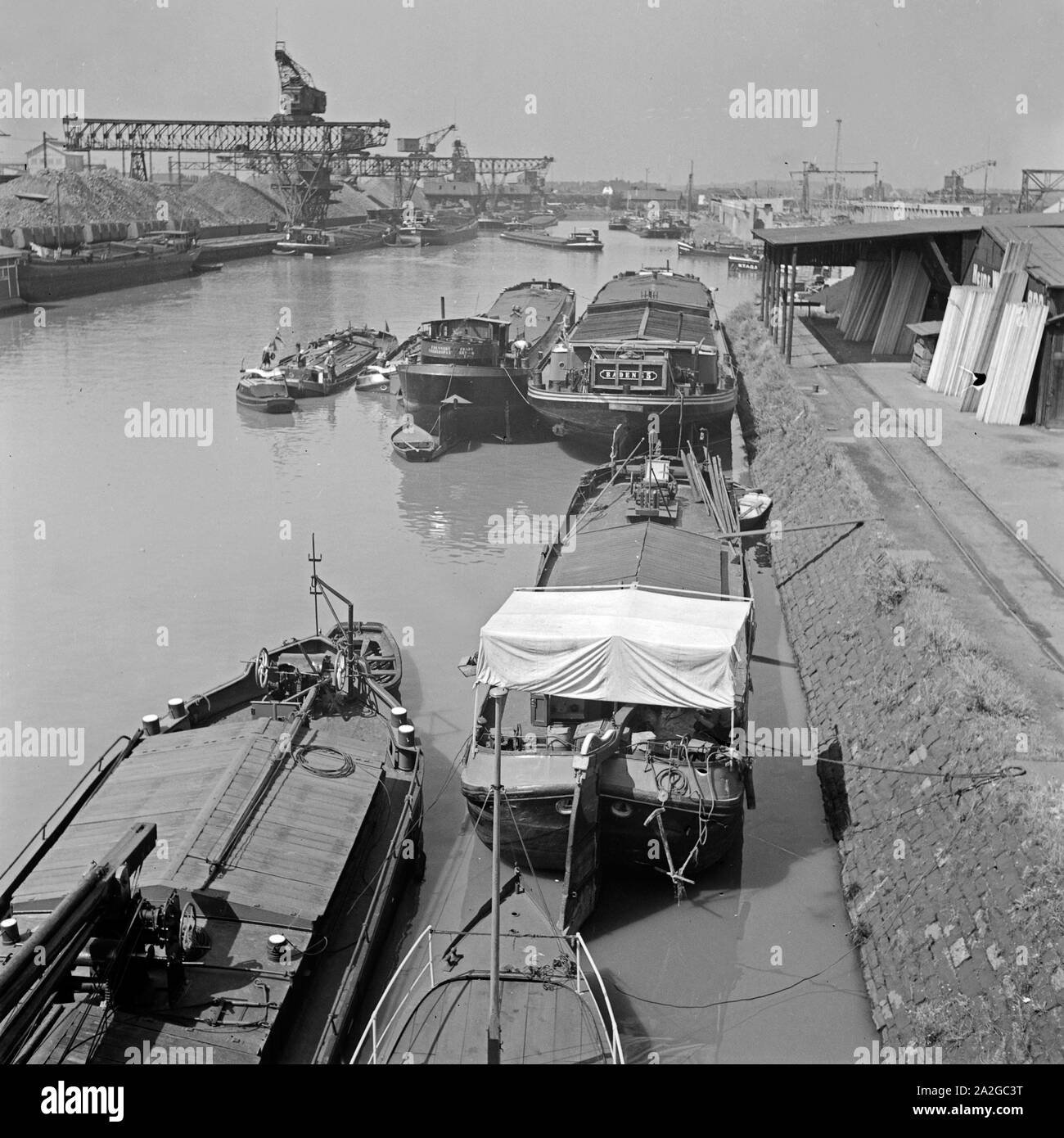Schiffe im Hafen von Dortmund, Deutschland 1930er Jahre. Ships at Dortmund harbor, Germany 1930s. Stock Photo