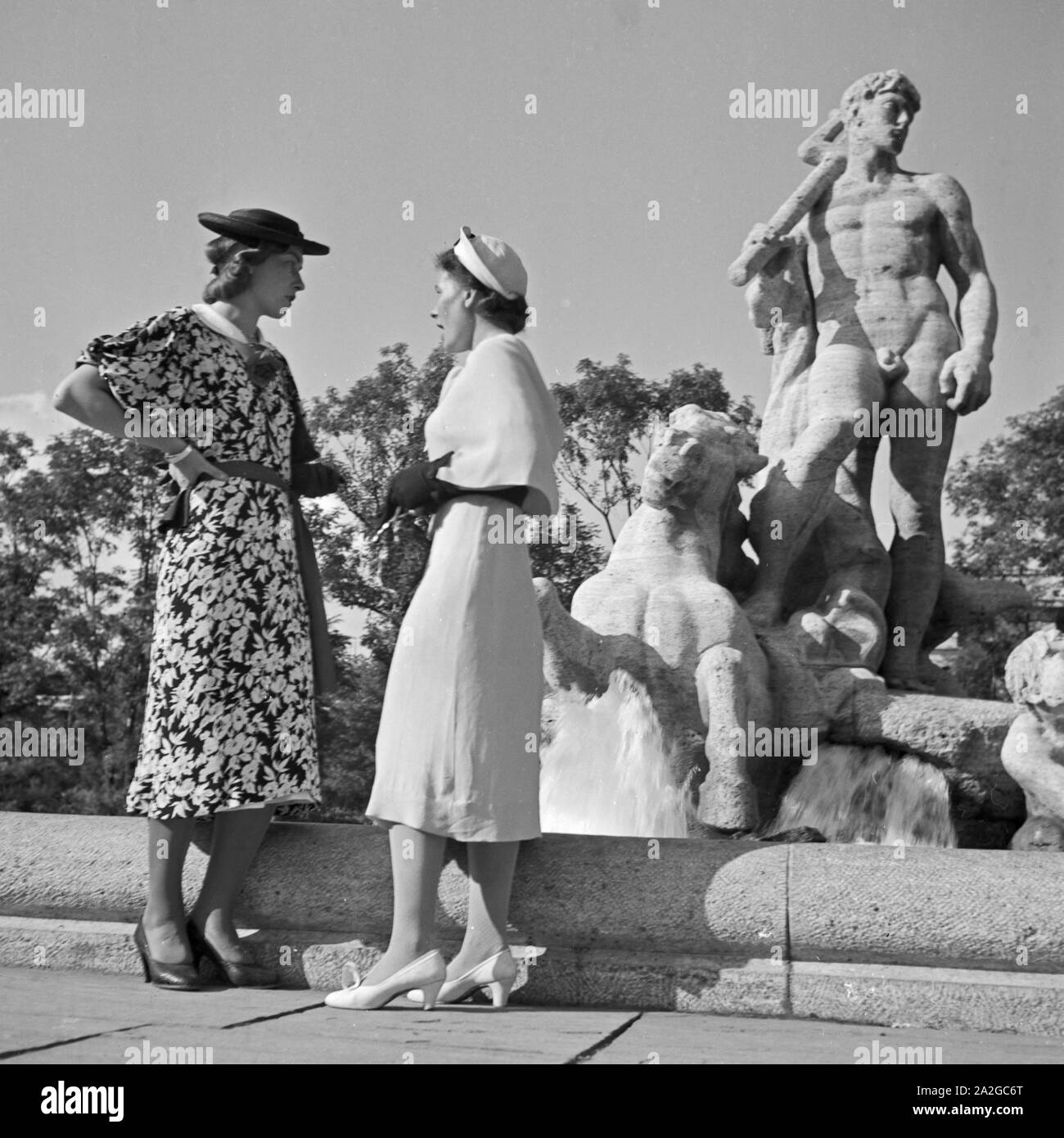 1930s Fashion Women High Resolution Stock Photography and Images Alamy