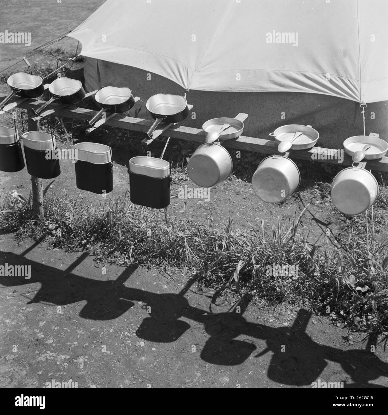 Feldgeschirre zum Trocknen im Hitlerjugend Lager, Österreich 1930er Jahre. Billy tins drying in the sun at Hitler youth camp, Austria 1930s. Stock Photo