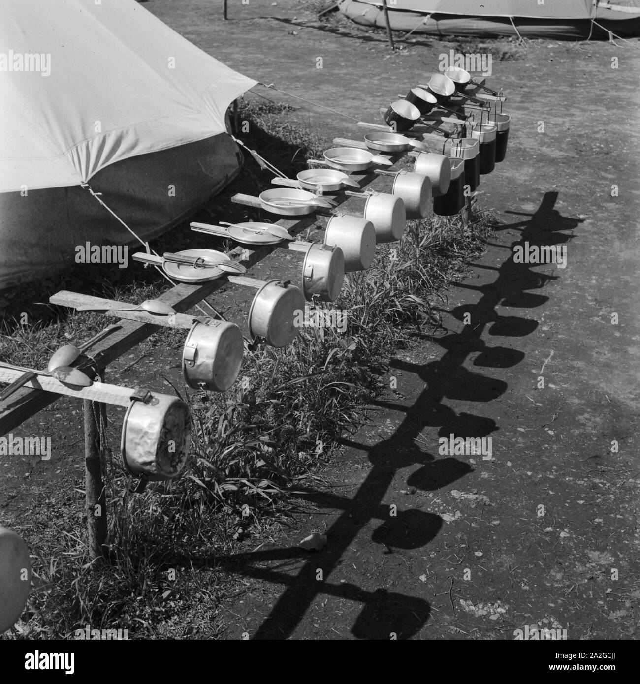 Feldgeschirre zum Trocknen im Hitlerjugend Lager, Österreich 1930er Jahre. Billy tins drying in the sun at Hitler youth camp, Austria 1930s. Stock Photo